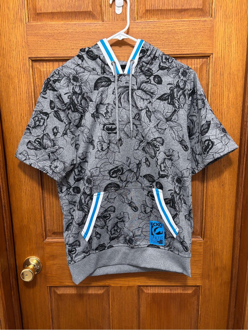 Ecko Unlimited Gray Floral Short Sleeve Hoodie with Bright Blue Accents. Sz S.